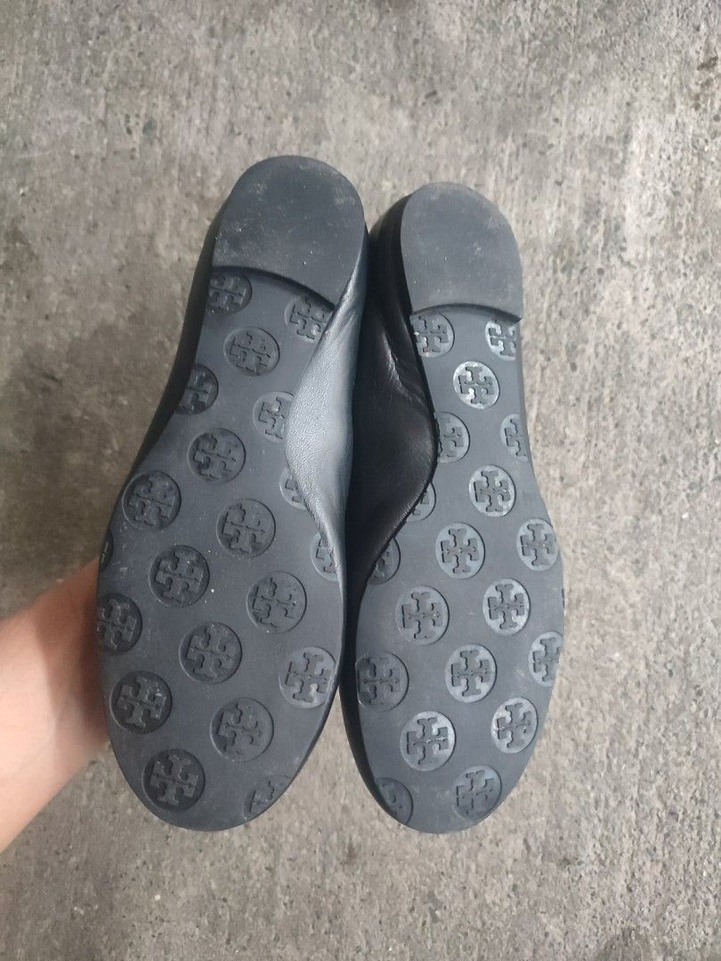 Tory burch Black Flat Sandals (Category: Flats & Sandals) located in Santo Domingo. Submitted by jcobedoza213916 (Listing ID 1459290375, Image 2). Description: Tory Burch Black Flat Sandals women's pre loved size 6 1/2 size 36 good condition no issue: no heel drag no discoloration no faded.