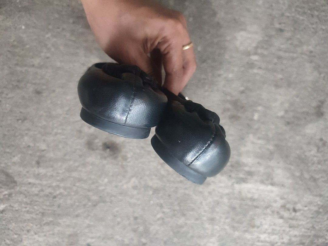 Tory burch Black Flat Sandals (Category: Flats & Sandals) located in Santo Domingo. Submitted by jcobedoza213916 (Listing ID 1459290375, Image 3). Description: Tory Burch Black Flat Sandals women's pre loved size 6 1/2 size 36 good condition no issue: no heel drag no discoloration no faded.
