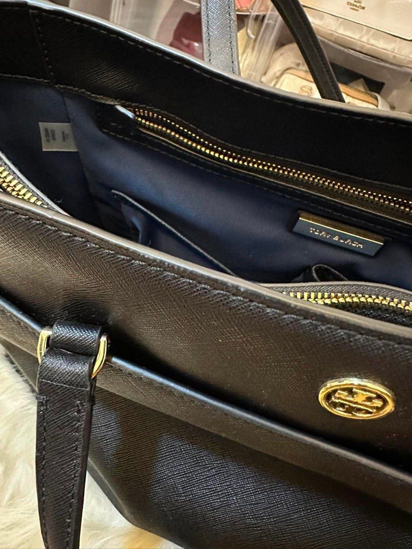 Tory Burch Black Leather Tote Bag (Category: Luxury Bags & Wallets) located in Taguig. Submitted by nikkibonto69740 (Listing ID 1459352886, Image 3). Description: Tory Burch Robinson Tote Bag (used but in good condition both leather and hardwares).