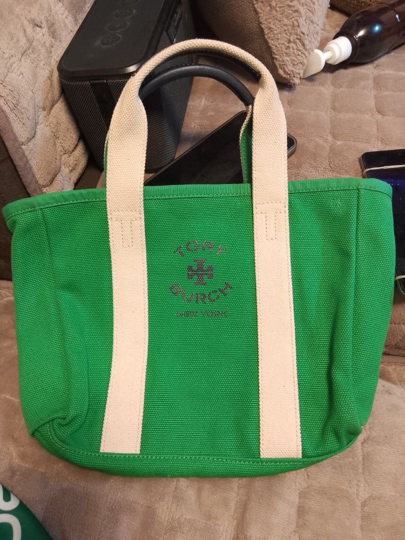 Tory Burch Tote Bag - Green (Category: Luxury Bags & Wallets) located in Talisay. Submitted by southernthrifts (Listing ID 1459397906, Image 2). Description: - Authentic Green Tory Burch Tote Bag - Made in India - Durable Canvas Material - Ideal for Everyday Use - Serial Number: 10000440 - Date Code: 02-24.
