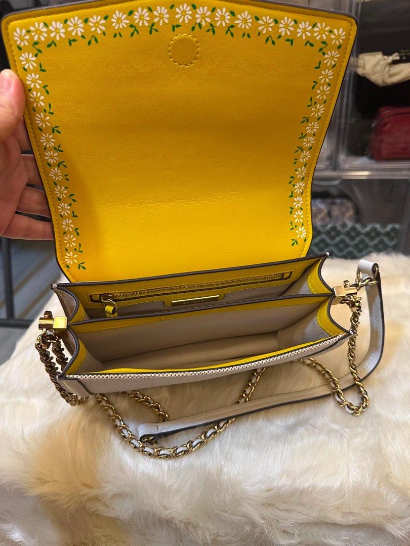 Tory Burch White Leather Chain Shoulder Bag (Category: Luxury Bags & Wallets) located in Taguig. Submitted by nikkibonto69740 (Listing ID 1459352060, Image 3). Description: Tory Burch Robinson Canvas Floral Interior Convertible (used but not abused condition, with minor discoloration at the back).