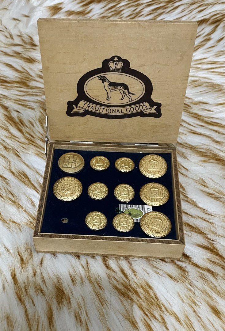 Traditional goods gold buttons (Category: Earrings) located in Quezon City. Submitted by sissymissy1527 (Listing ID 1459390685, Image 1). Description: Unused 1pc missing kita naman kaagad sa photos In good condition .