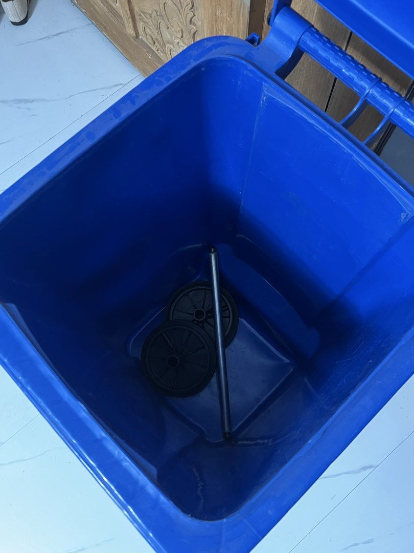Trash Bin / Basurahan 100L (Blue) (Category: Vacuum Cleaner & Housekeeping) located in Paranaque City. Submitted by kaleeen21 (Listing ID 1459389157, Image 2). Description: 100L TRASH BIN / BASURAHAN 🗑️ ✨ Brand New • 100L large capacity • With lid/cover • With wheels — easy to move • Durable & easy to clean • Perfect for home, office, store, restaurant & outdoor use rfs: bought wrong size 📍 Location: Parañaque City 🚗 Pickup or Delivery availab