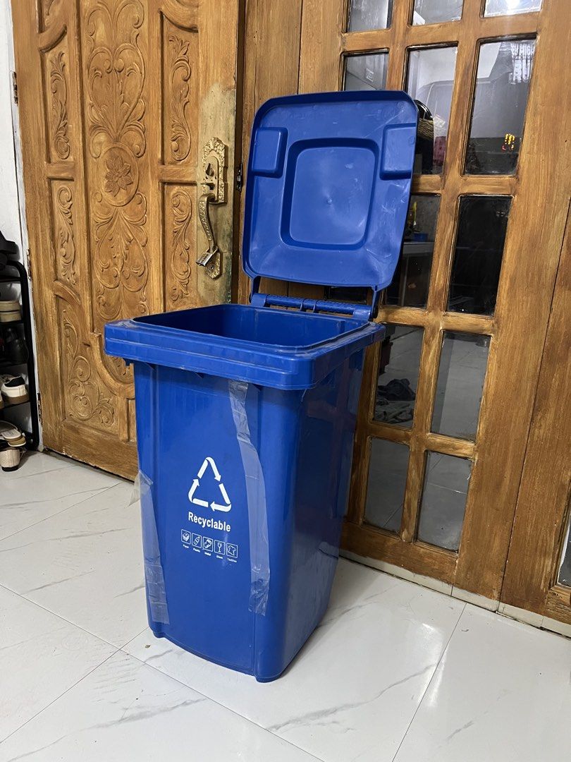 Trash Bin / Basurahan 100L (Blue) (Category: Vacuum Cleaner & Housekeeping) located in Paranaque City. Submitted by kaleeen21 (Listing ID 1459389157, Image 1). Description: 100L TRASH BIN / BASURAHAN 🗑️ ✨ Brand New • 100L large capacity • With lid/cover • With wheels — easy to move • Durable & easy to clean • Perfect for home, office, store, restaurant & outdoor use rfs: bought wrong size 📍 Location: Parañaque City 🚗 Pickup or Delivery availab