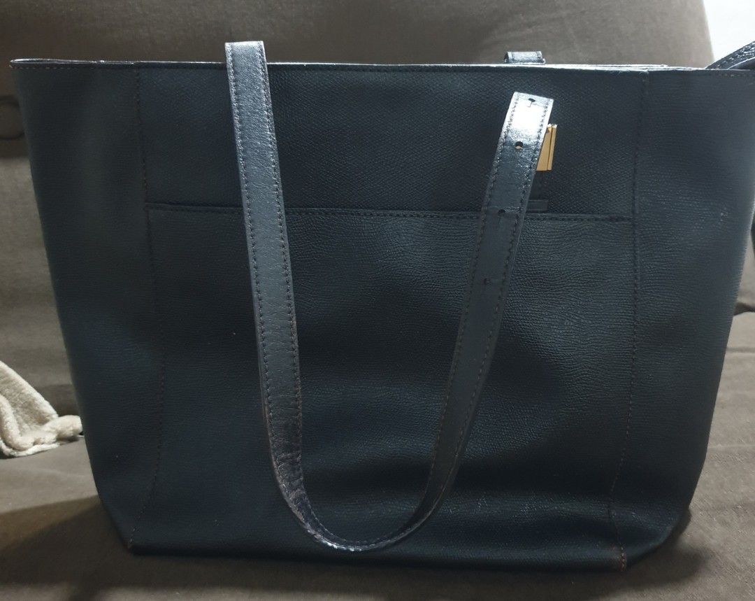 Tumi black pure leather medium to large size bag (Category: Shoulder Bags) located in Paranaque City. Submitted by nvdluxurygoods (Listing ID 1459405507, Image 2). Description: For work, authe tic high quality shoulder bag ,no flaws..