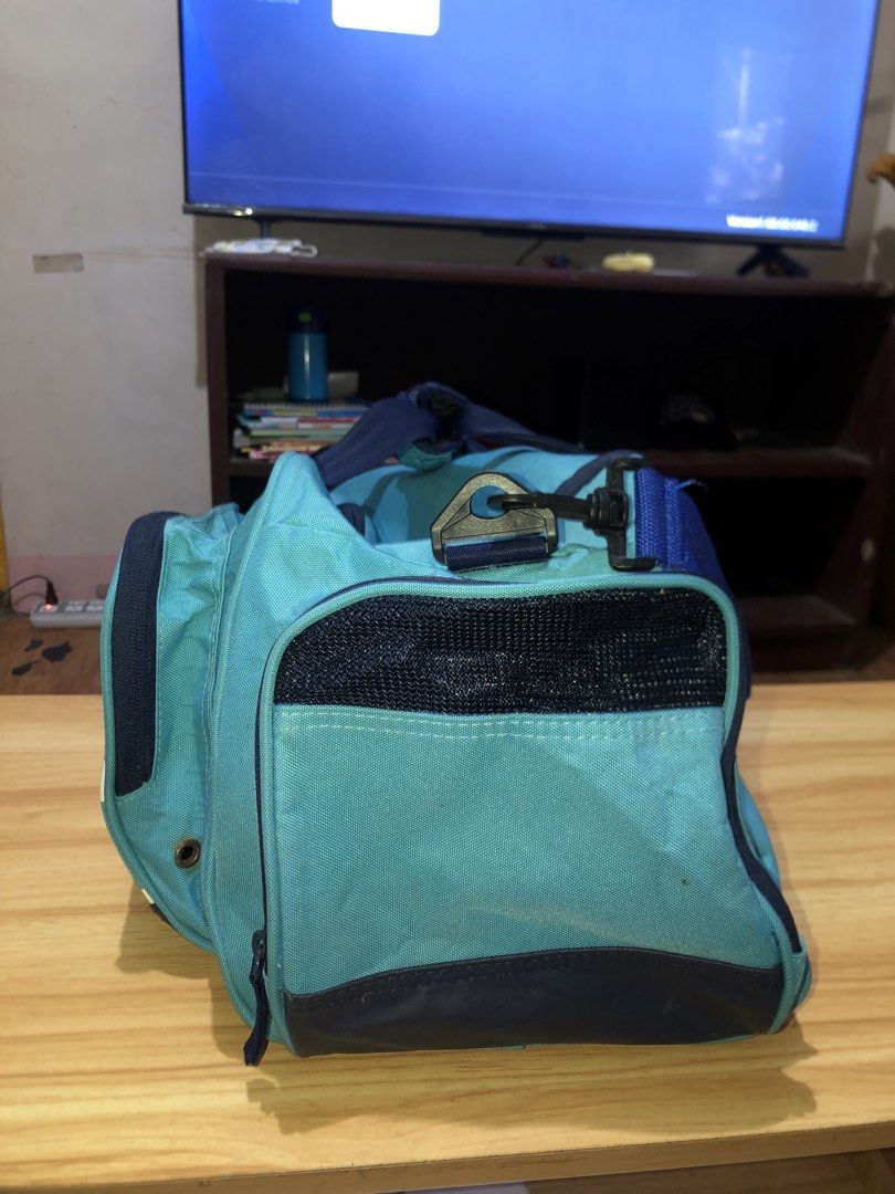 umbro travelling bag (Category: Beach Bags) located in Aliaga. Submitted by imang_13 (Listing ID 1459362628, Image 2). Description: gently used issue lang is nawawala na yung strap nya and last one will see on last photo other than that maayos un bag :) good for 7-10kg.