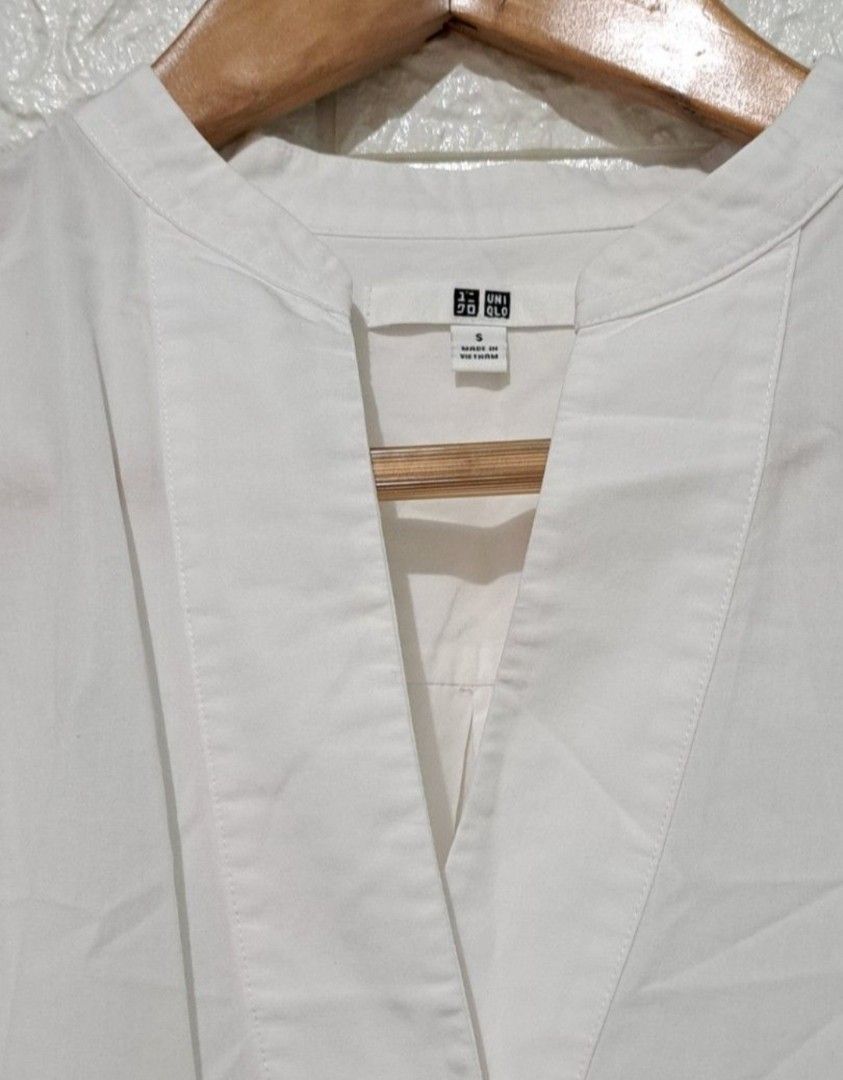 Uniqlo 3/4 Sleeve Top (Category: Others Tops) located in Taguig. Submitted by authprelovedonlineshop2 (Listing ID 1459366499, Image 3). Description: - Uniqlo 3/4 sleeve shirt - Color: White - Features: V-neck, buttoned cuffs, curved hem - Fit: Relaxed - Material: Cotton-polyester blend - Size: S Uniqlo 3/4 Sleeve Top Excellent Condition Small Php348 🍀All items are preloved unless stated as brand new. 🍀Please manage your expectations. Major flaw