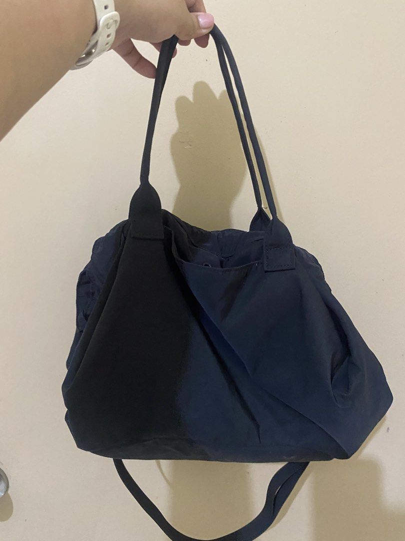 Uniqlo Bag (Category: Tote Bags) located in Iloilo. Submitted by lnnlryn (Listing ID 1459487734, Image 1). Description: - black tote bag - Spacious interior - Comfortable shoulder straps - Ideal for everyday use or travel - Easily carries all your essentials - Simple and functional design.