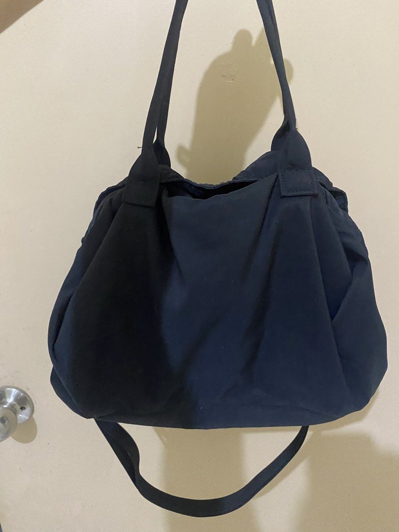 Uniqlo Bag (Category: Tote Bags) located in Iloilo. Submitted by lnnlryn (Listing ID 1459487734, Image 2). Description: - black tote bag - Spacious interior - Comfortable shoulder straps - Ideal for everyday use or travel - Easily carries all your essentials - Simple and functional design.