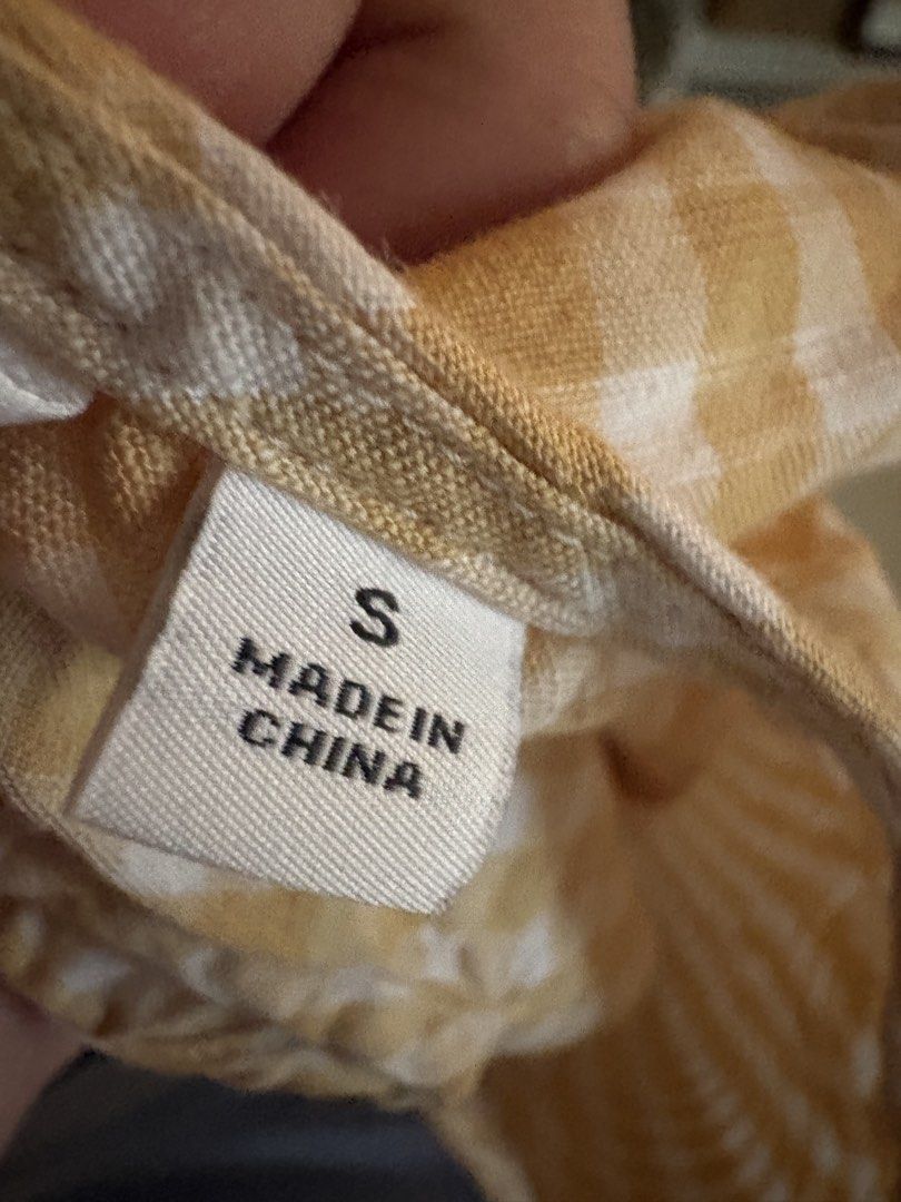 UNIQLO Gingham Sleeveless Top Size S (Category: Sleeveless) located in Muntinlupa City. Submitted by abbeyfelize (Listing ID 1459353977, Image 3). Description: - Yellow and white gingham pattern - Made with a comfortable rayon, linen, and cotton blend - Features a keyhole detail at the back with button closure - Breathable fabric.