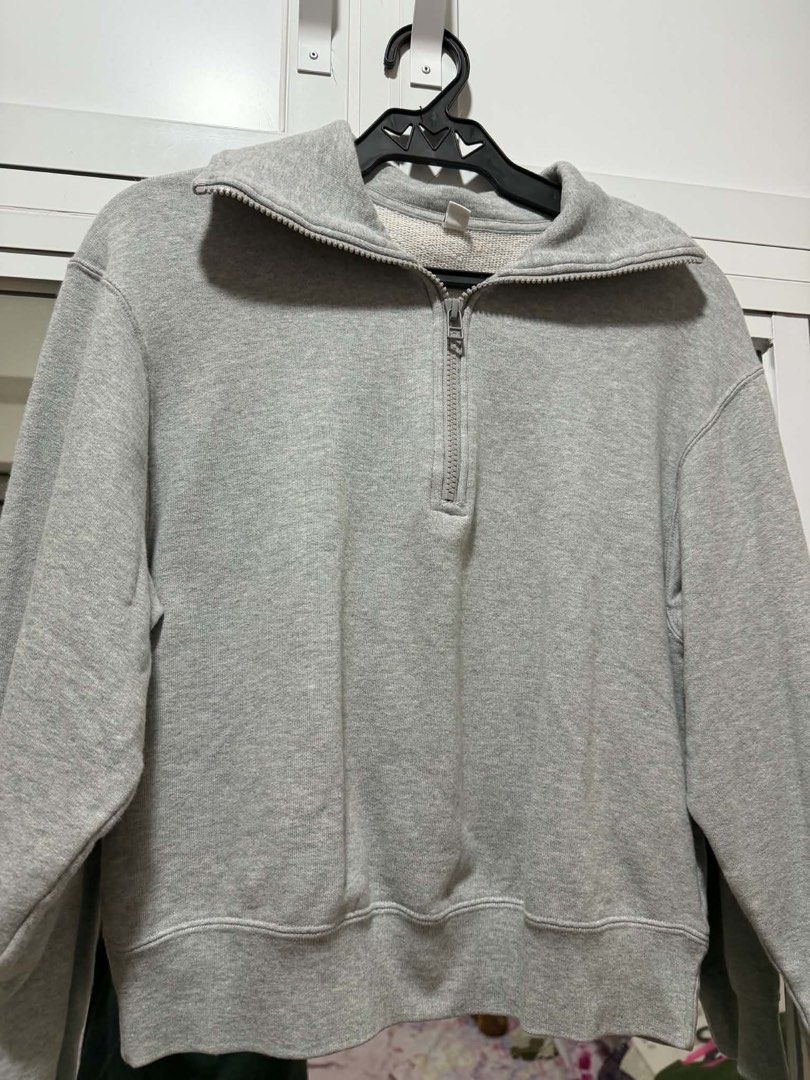 UNIQLO GREY ZIP UP SWEATSHIRT (Category: Coats, Jackets and Outerwear) located in Quezon City. Submitted by prelovedclub.by.a (Listing ID 1459428082, Image 3). Description: FITS SMALL TO MEDIUM BOUGHT AT UNIQLO FOR AROUND 1K MOP: GCASH/MARIBANK/BDO MOD: LALAMOVE/J&T/GRAB.