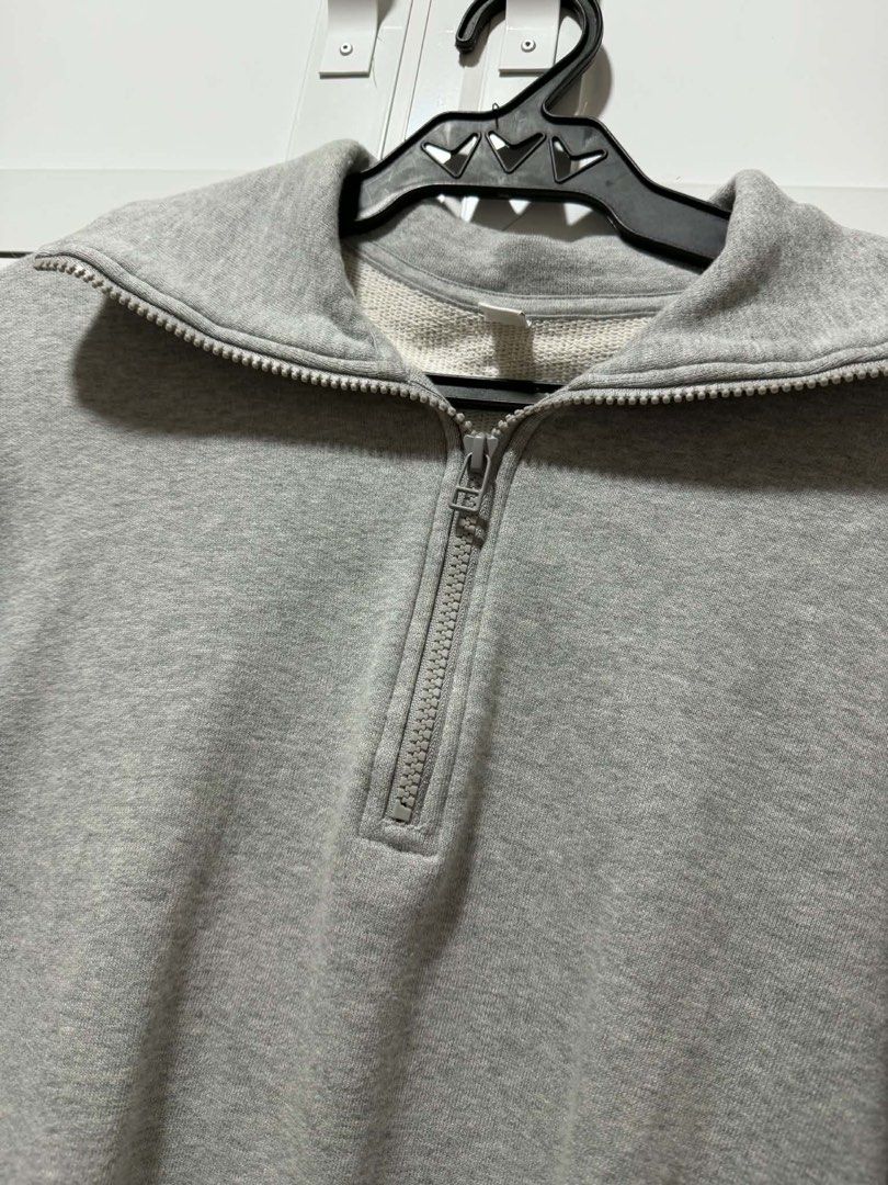 UNIQLO GREY ZIP UP SWEATSHIRT (Category: Coats, Jackets and Outerwear) located in Quezon City. Submitted by prelovedclub.by.a (Listing ID 1459428082, Image 2). Description: FITS SMALL TO MEDIUM BOUGHT AT UNIQLO FOR AROUND 1K MOP: GCASH/MARIBANK/BDO MOD: LALAMOVE/J&T/GRAB.