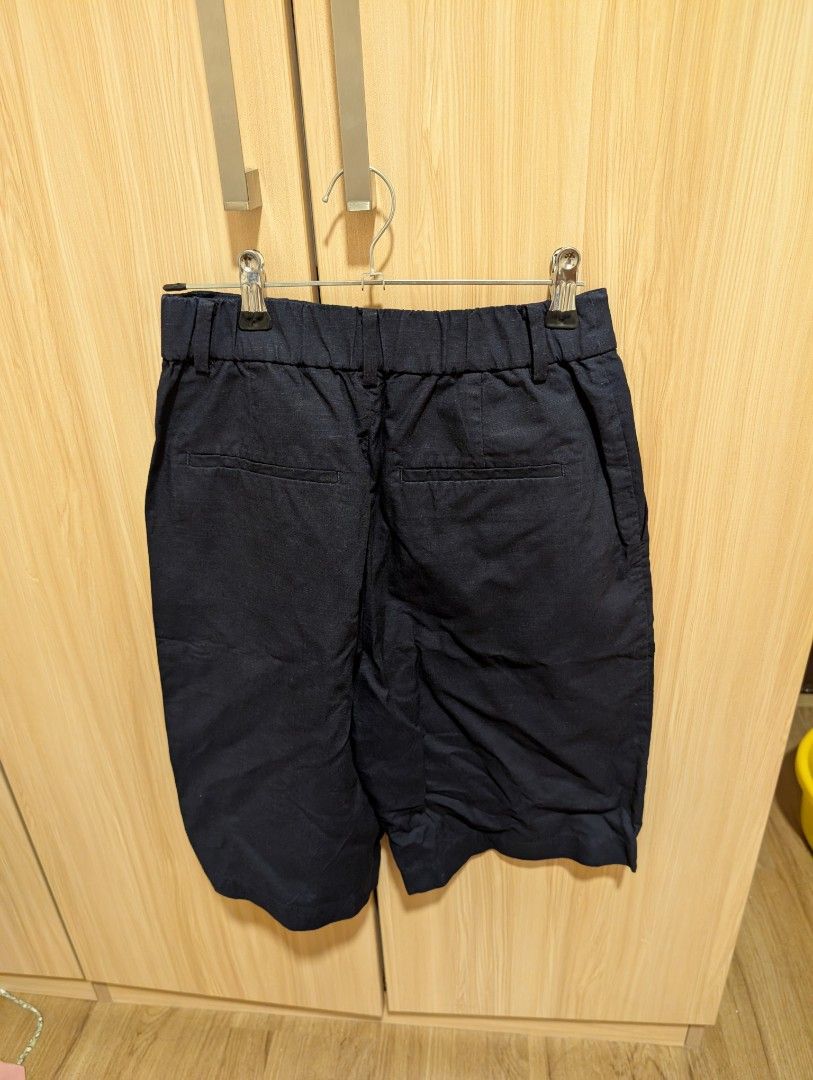 Uniqlo Navy Blue Pleated Shorts (Category: Shorts) located in Taguig. Submitted by kc_castillo (Listing ID 1459433341, Image 2). Description: - Chic dark navy blue shorts with elegant front pleats. - Size S, Unuqlo - Dark navy color .