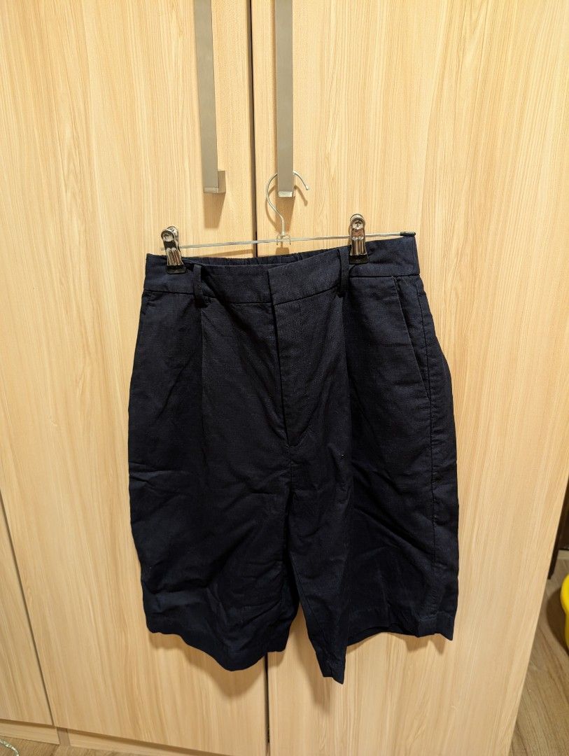 Uniqlo Navy Blue Pleated Shorts (Category: Shorts) located in Taguig. Submitted by kc_castillo (Listing ID 1459433341, Image 1). Description: - Chic dark navy blue shorts with elegant front pleats. - Size S, Unuqlo - Dark navy color .