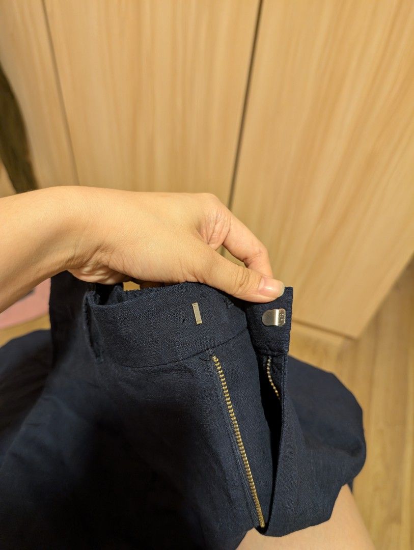 Uniqlo Navy Blue Pleated Shorts (Category: Shorts) located in Taguig. Submitted by kc_castillo (Listing ID 1459433341, Image 3). Description: - Chic dark navy blue shorts with elegant front pleats. - Size S, Unuqlo - Dark navy color .