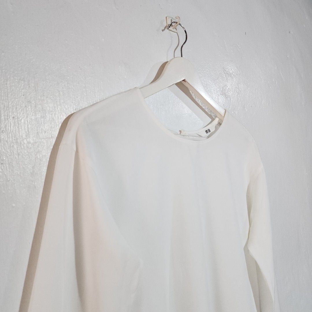 Uniqlo Rayon Airy Long Sleeve (Category: Longsleeves) located in Manila. Submitted by jaccollections (Listing ID 1459484422, Image 1). Description: 🆕️ UNIQLO WMNS AIRYBLONG SLEEVE — MEDIUM ON TAG (W20 L24) — GOOD AS NEW *PULLOUT FROM UNIQLO JAPAN 💯 Payment Method ⬇️ 📍 Payment first po kami before namin i'arrange yung shipping then will send it a proof of transac and parcel when it is ready. ✋🏻 ️NO RUSH SHIPPING. ✋🏻 ️STRICLY NO RETURN & EXCHA