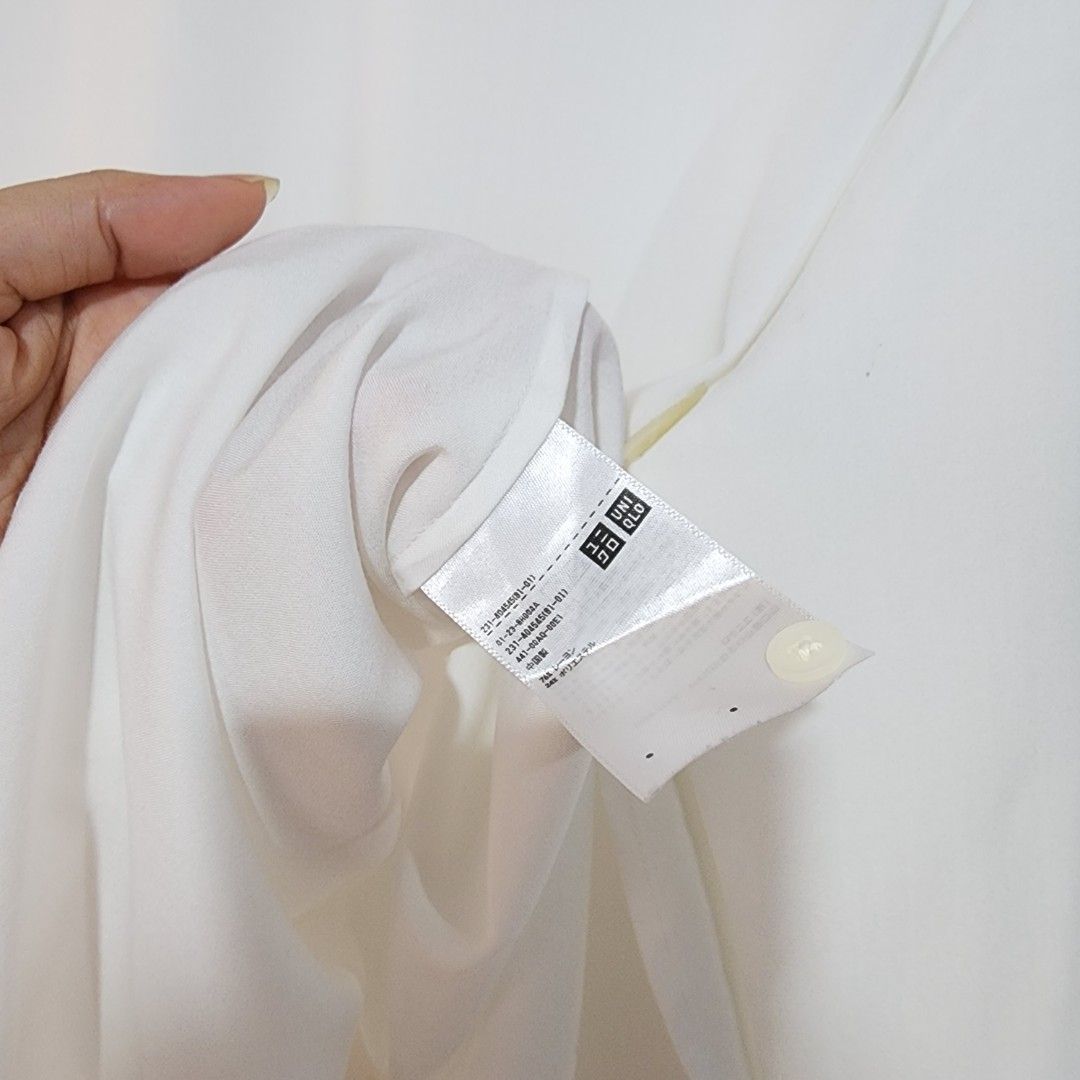 Uniqlo Rayon Airy Long Sleeve (Category: Longsleeves) located in Manila. Submitted by jaccollections (Listing ID 1459484422, Image 2). Description: 🆕️ UNIQLO WMNS AIRYBLONG SLEEVE — MEDIUM ON TAG (W20 L24) — GOOD AS NEW *PULLOUT FROM UNIQLO JAPAN 💯 Payment Method ⬇️ 📍 Payment first po kami before namin i'arrange yung shipping then will send it a proof of transac and parcel when it is ready. ✋🏻 ️NO RUSH SHIPPING. ✋🏻 ️STRICLY NO RETURN & EXCHA