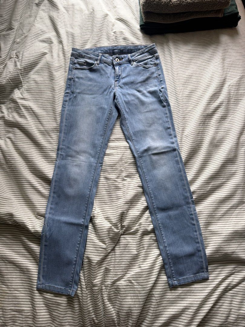Uniqlo Slim Straight Jeans (Category: Jeans) located in Quezon City. Submitted by lynylynn (Listing ID 1459454355, Image 2). Description: .