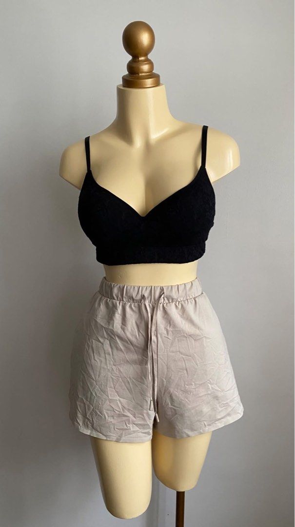 Uniqlo Ultra Stretch Active Short - XL (Category: Shorts) located in Makati City. Submitted by vertaronda2 (Listing ID 1459453046, Image 1). Description: - Uniqlo Beige Shorts - Size: XL - 30” -36” - Waist: 91cm (elastic waistband with drawstring) - Features: Zipper pockets - Material: Lightweight and breathable, perfect for sports or casual wear - Condition: Selling as no longer needed.