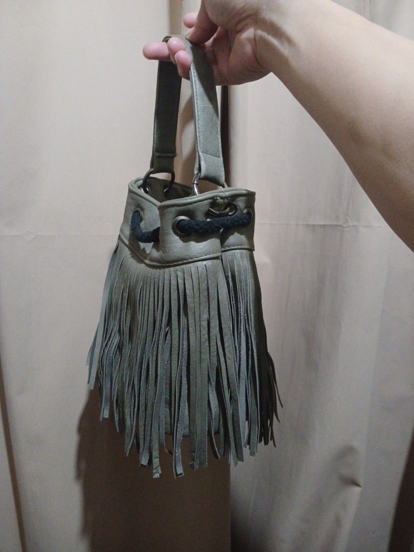 Unique Strap Bag (Category: Cross-body Bags) located in Manila. Submitted by acezenergy (Listing ID 1459408486, Image 3). Description: all good and lightly used for occasions only. selling this for only 1500. get it before someone does dm me right away mga madam. .