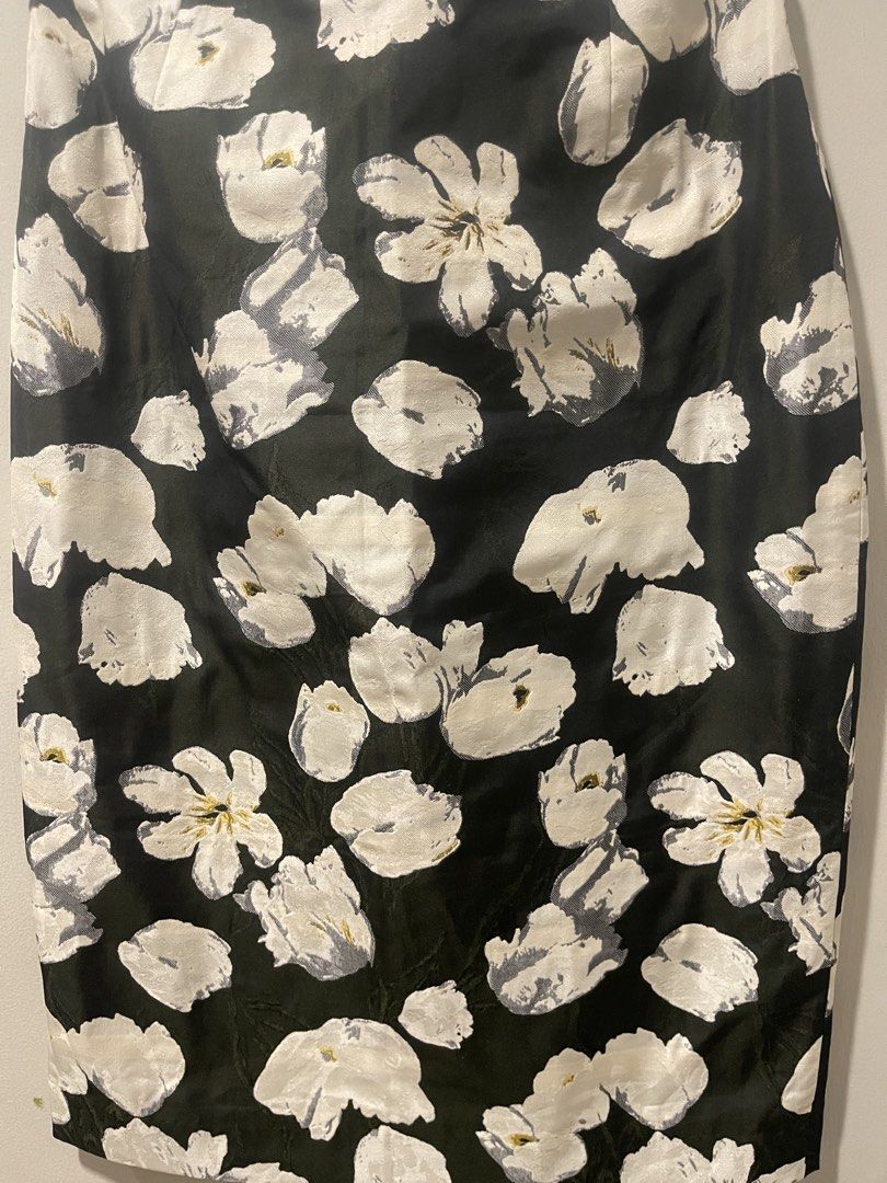 United arrows skirt medium (Category: Skirts) located in Quezon City. Submitted by booktt (Listing ID 1459438293, Image 2). Description: white floral print skirt United arrows Tokyo medium.