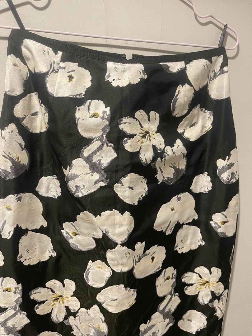 United arrows skirt medium (Category: Skirts) located in Quezon City. Submitted by booktt (Listing ID 1459438293, Image 3). Description: white floral print skirt United arrows Tokyo medium.