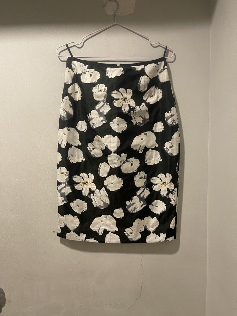 United arrows skirt medium (Category: Skirts) located in Quezon City. Submitted by booktt (Listing ID 1459438293, Image 1). Description: white floral print skirt United arrows Tokyo medium.