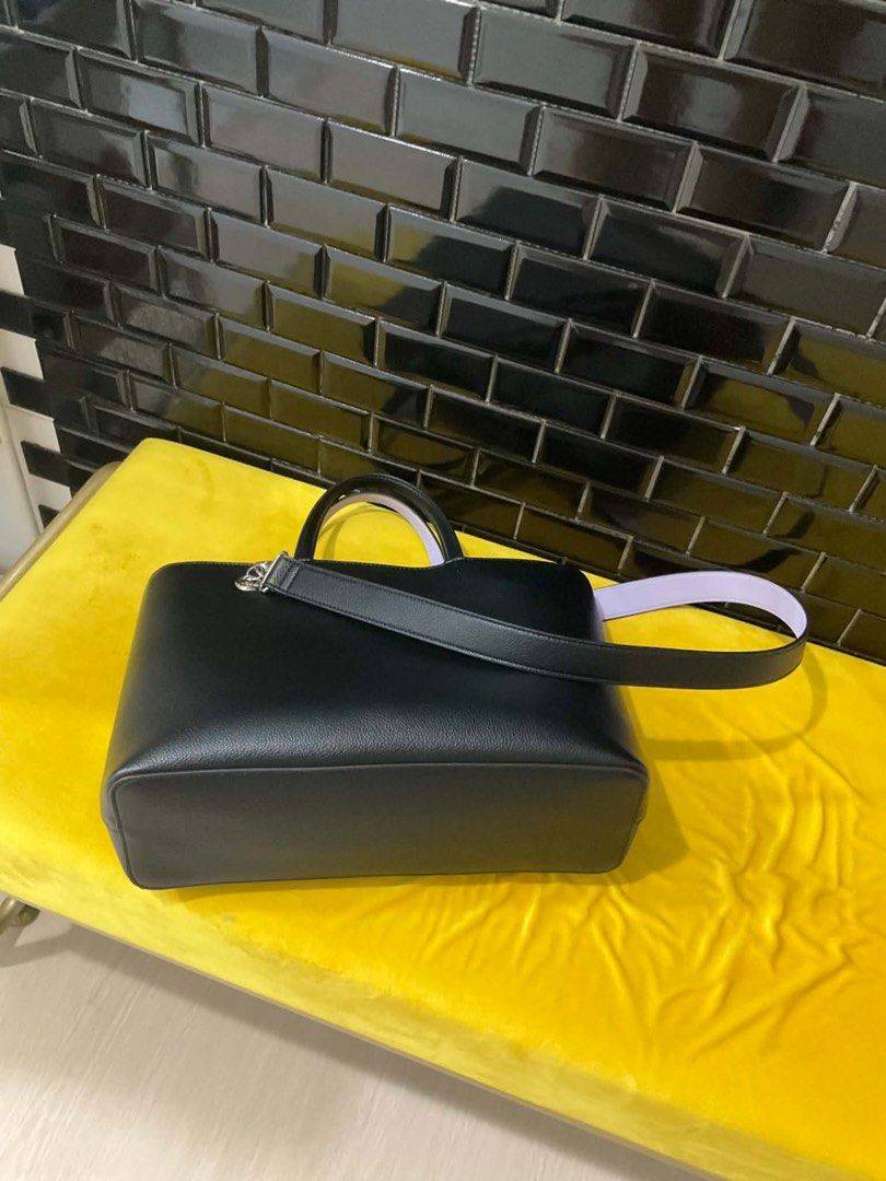 United Arrows Two Way Leather Bag (Category: Luxury Bags & Wallets) located in Pasig City. Submitted by declutteringmom2 (Listing ID 1459318259, Image 2). Description: ‼️Check this first: https://carousell.app.link/RjrsQnRb65b 🔹💯 Authentic 🔹Bought directly from Japan🇯🇵 🔹Minimal to no flaws condition. 🔹No other inclusion 🔹Actual Photos Posted 🔹Last Price Posted ‼️Accepted offers must proceed the purchase. Joy miners/offers: expect a bad r