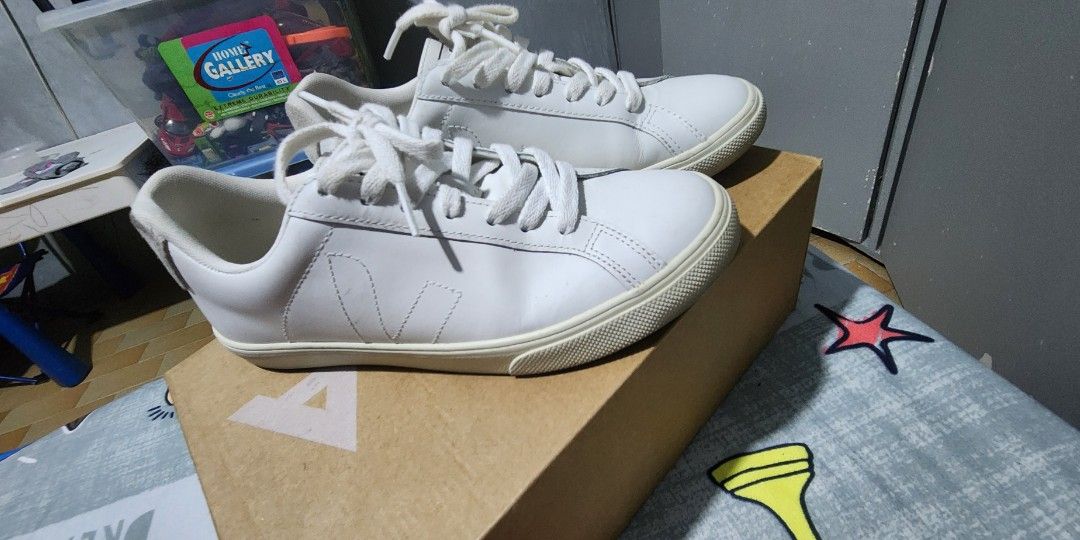 Veja Esplar Leather (Category: Sneakers) located in Marikina City. Submitted by radjnrahrzh (Listing ID 1459303100, Image 1). Description: These are the Veja Esplar leather sneakers, featuring the brand's signature stitched "V" logo on the side.