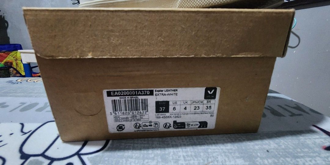 Veja Esplar Leather (Category: Sneakers) located in Marikina City. Submitted by radjnrahrzh (Listing ID 1459303100, Image 2). Description: These are the Veja Esplar leather sneakers, featuring the brand's signature stitched "V" logo on the side.