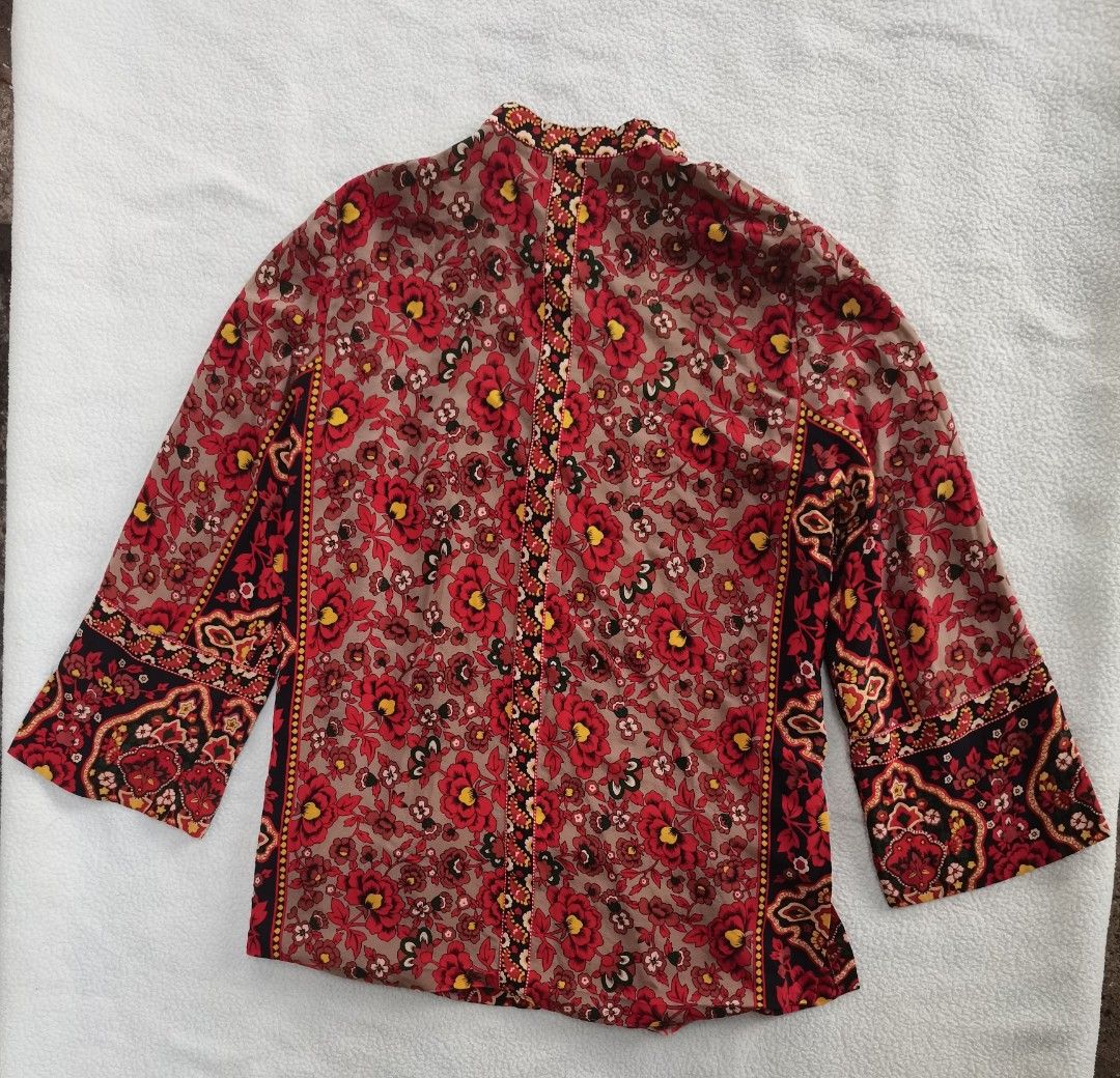 Vintage 100% pure silk button-down blouse from La Chamade de Mari. (Category: Longsleeves) located in Santa Cruz. Submitted by oddpenguin-4575 (Listing ID 1459450530, Image 3). Description: 📌.....P L E A S E R E A D..... 📌measurement:Laid flat Sh-13"/Sleeve-19.5"/Chest-16.5"/Lenght-25"/armhole-6.5"/armpit-8" 📌size:Filipino Women's Size Small (S) 📌Brand:Mont bell 📌color-9/10 📌This is a 100% pure silk button-down blouse from La Chamade de Mar