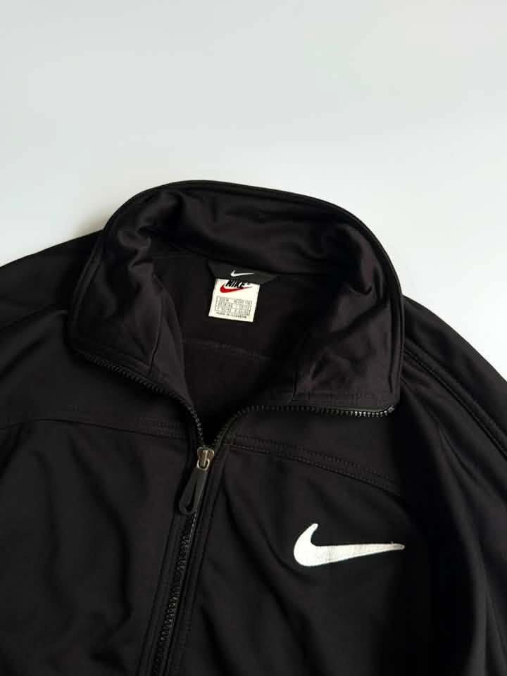 VINTAGE 90’S NIKE ZIP UP JACKET (Category: Coats, Jackets and Outerwear) located in Cavite. Submitted by chooseyouroutfit (Listing ID 1459339299, Image 3). Description: VNTG 90s NIKE ZIP UP JACKET - Embroidered - Big swoosh back Length: 27 Width: 23 Colorate 9/10 Issue: Lints lang pero di halata Check detailed pictures in every photo Price direct message me 📩.
