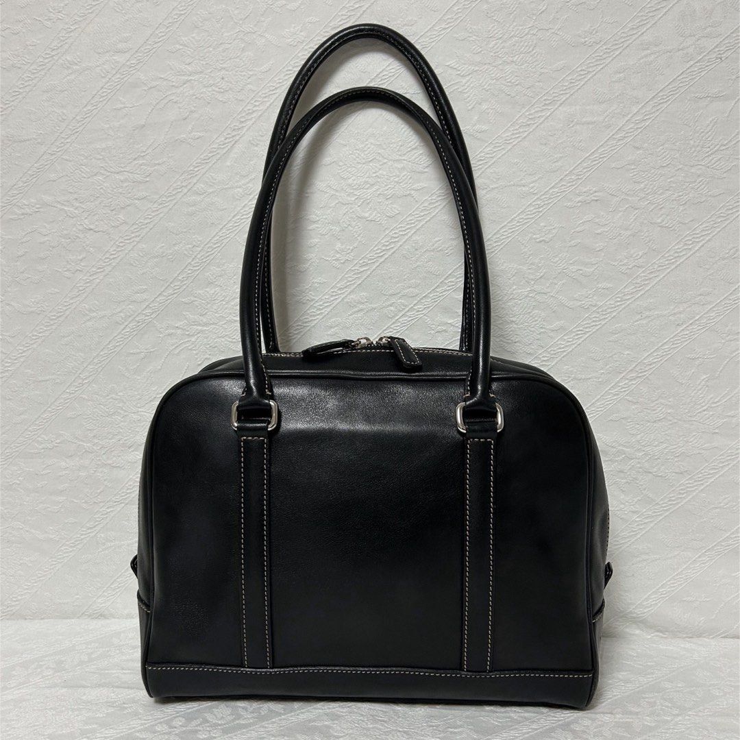Vintage Coach 7786 (Category: Luxury Bags & Wallets) located in Pasig City. Submitted by chihiro224 (Listing ID 1459458565, Image 3). Description: Vintage Coach 7786 - bought from japan - vintage from the early 2000s - other charms not included, just the coach bag tag - this looks almost new! the leather is very shiny - i also have the camel color (sold) - last price already rfs : declutter #coach #vintage.