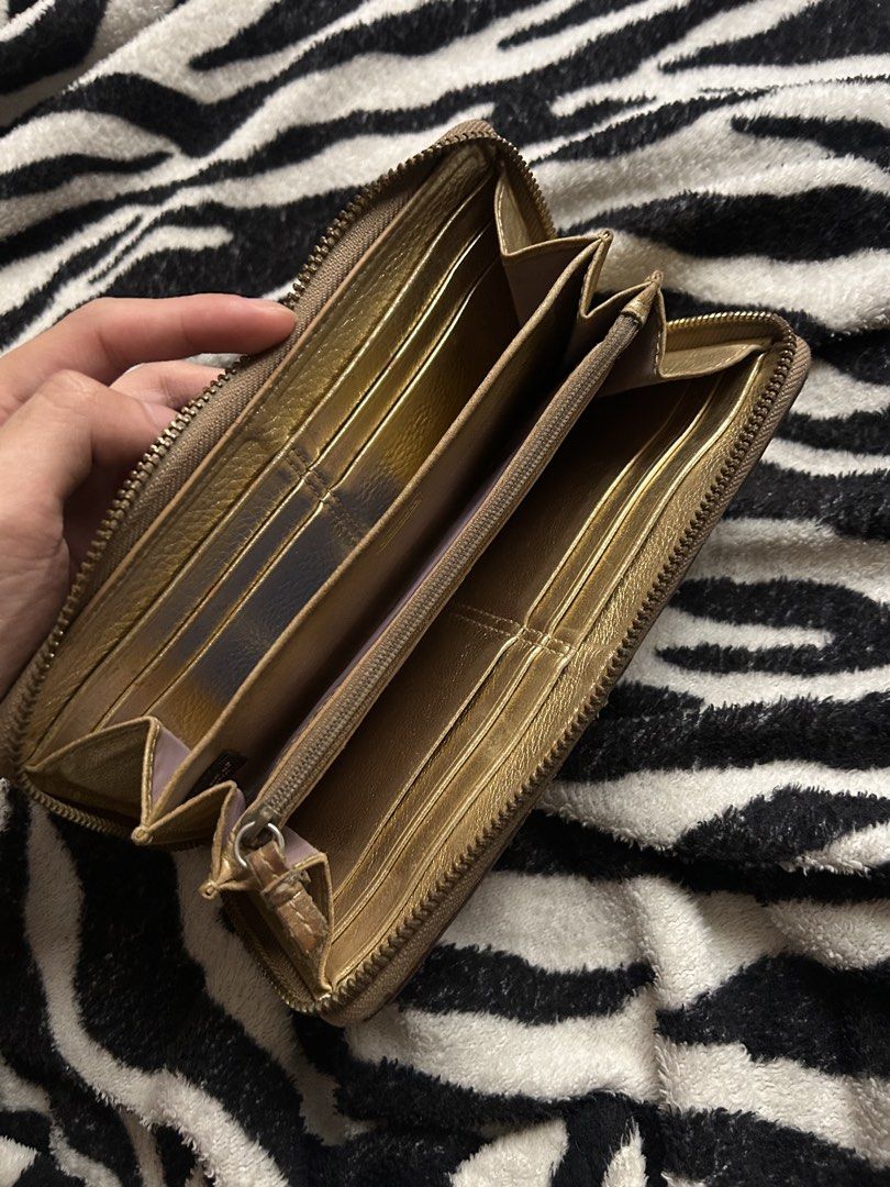 Vintage Coach Patchwork Long Wallet (Category: Luxury Bags & Wallets) located in Bacoor. Submitted by safecloud.a52cfe (Listing ID 1459306082, Image 3). Description: Vintage Coach patchwork long wallet In good condition Price fixed No issues Purchased in japan Bacoor cavite location.