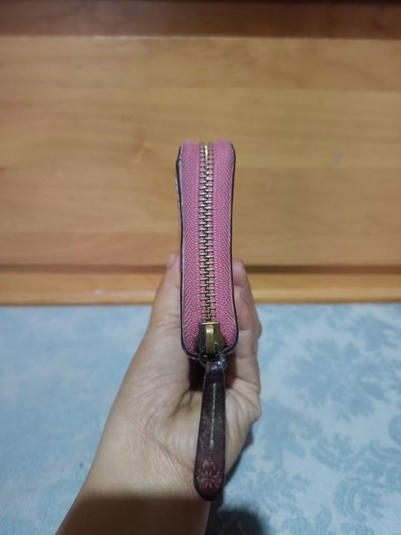 Vintage Dakota Long Zippered Wallet (Category: Wallets & Card holders) located in Baguio. Submitted by roselleshiddentreasures13384 (Listing ID 1459423596, Image 3). Description: 🌸Genuine Leather Material 🌸No Major Issue 🌸Normal Signs Of Use Only 🖼️Check All Photos For Other Details ❌Limit You Expectation The Item Is Preloved ( From Ukay ) ❌No Return No Exchange.