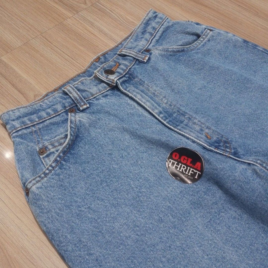 VINTAGE LEVI’S 631 ORANGE TAB 🇨🇦 (Category: Jeans) located in Cabuyao City. Submitted by o.gl.athrift (Listing ID 1459363471, Image 3). Description: VINTAGE LEVI’S 631 ORANGE TAB 🇨🇦 Made in Canada • Light Wash • 100% Cotton Era: Late 1980s–1990s (estimated) Fabric: 100% Cotton Color: Vintage Light Wash / Faded Blue Fit: Slim Straight / Tapered (Unisex) 27-28 Waistine 42 Inches length 12 Inches Thigh 6.5 Inches leg opening Condition: Excellent