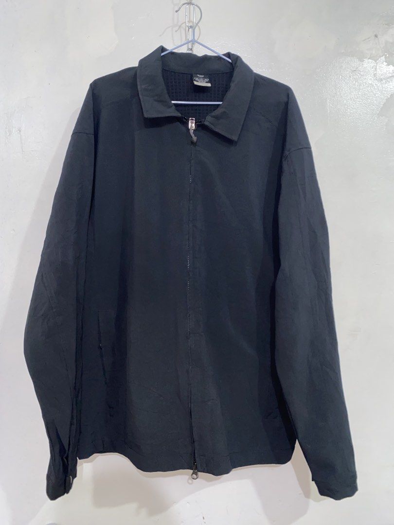 Vintage Nike Sphere Pro Black Jacket XL (Category: Coats, Jackets and Outerwear) located in Baliuag. Submitted by macyjoythrift (Listing ID 1459475133, Image 2). Description: - Black Nike Sphere Pro Jacket - Size XL - Made in Sri Lanka - Features a gold Nike swoosh on the sleeve - Zipper closure - Ideal for casual wear or sports activities.