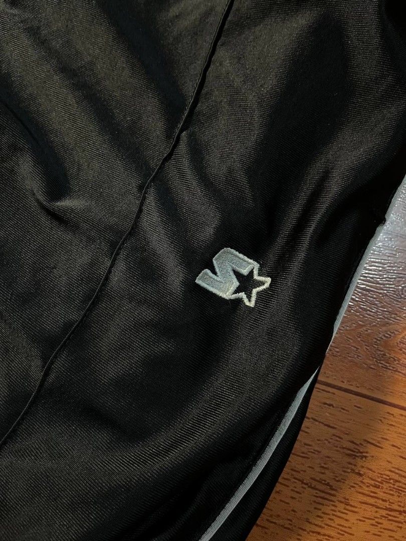 Vintage y2k starter warmer pants (Category: Jeans) located in Quezon City. Submitted by thomosssss (Listing ID 1459476185, Image 3). Description: ‎Vintage y2k Starter warmer pants ‎Dimes 42 width adjustable 39 length 14.5 hem 8.5 Lo ‎📌Issue stitching on waist need lang daw ipagawa and white stain overall good condition complete tags adjustable waist (Tali/stretchable) has zipper on Lo ‎.