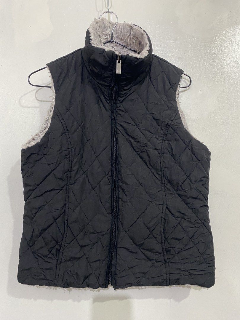 Weatherproof Reversible Quilted Fleece Vest (Category: Vests) located in Baliuag. Submitted by macyjoythrift (Listing ID 1459473237, Image 1). Description: - Reversible vest from Weatherproof - Side 1: Quilted black with faux fur lining - Side 2: Fluffy grey fleece - Full zip closure - Perfect for layering and cooler weather.