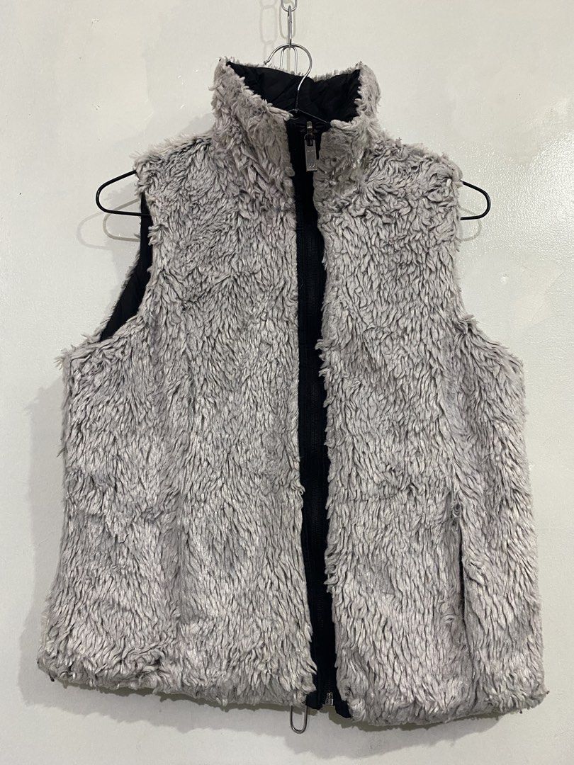 Weatherproof Reversible Quilted Fleece Vest (Category: Vests) located in Baliuag. Submitted by macyjoythrift (Listing ID 1459473237, Image 2). Description: - Reversible vest from Weatherproof - Side 1: Quilted black with faux fur lining - Side 2: Fluffy grey fleece - Full zip closure - Perfect for layering and cooler weather.