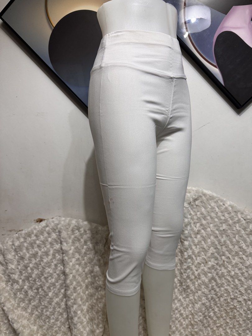 White Capris Cropped Jeggings Pants (Category: Other Bottoms) located in Marikina City. Submitted by lorradel (Listing ID 1459438495, Image 2). Description: - waist 24in -length 25 in - White cropped leggings - Stretchy material for comfort - High-waisted with V-cut front - Versatile: great for casual wear or workouts - Easy to pair with any top - MAY HAVE some washable stains (hindi maiiwasan) needs washing; had been stored - mannequin size 34-2