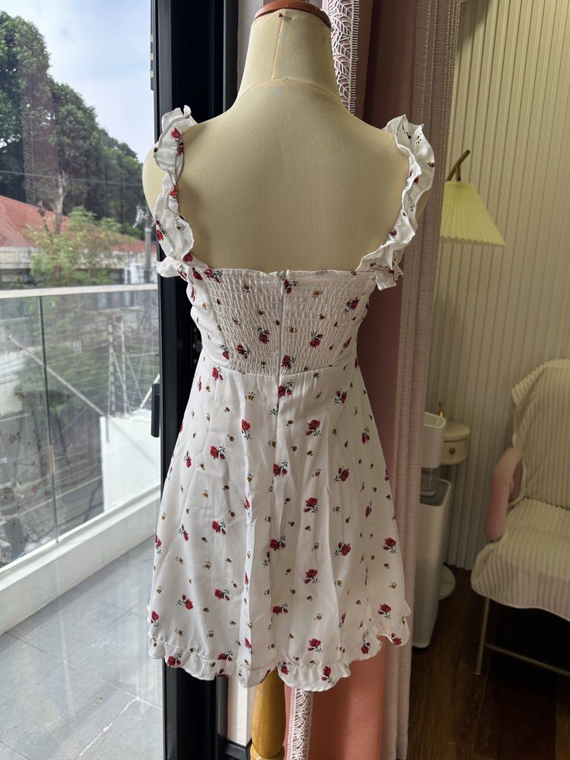 White Floral Ruffle Dress (Category: Dresses) located in Manila. Submitted by liangeanph (Listing ID 1459377867, Image 2). Description: with Smocked Back Fits xs-small body frame.