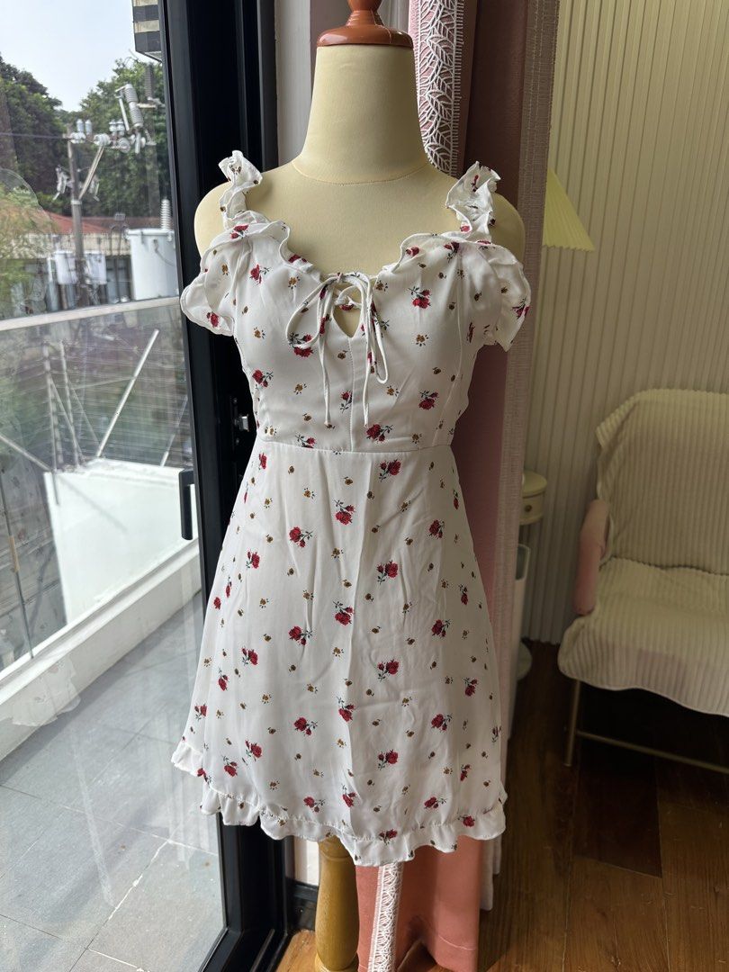 White Floral Ruffle Dress (Category: Dresses) located in Manila. Submitted by liangeanph (Listing ID 1459377867, Image 1). Description: with Smocked Back Fits xs-small body frame.