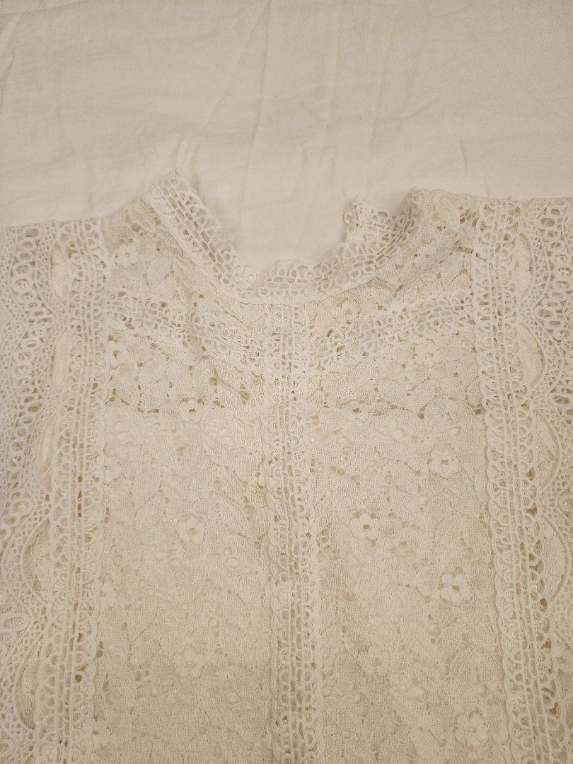 White Lace Sleeveless Mock Neck Top (Category: Sleeveless) located in Manila. Submitted by wardrobemanila (Listing ID 1459360023, Image 2). Description: used twice selling low just to dispose. Considering the price sulit na to ksi mura naman. na stock lang sa kabinet ng matagal ksi hindi nasusuot no issues super nice nito bought in japan, lace pa, mahal bili ko dto pero selling low pra lang madispose - White sleeveless lace top - Features a chic 