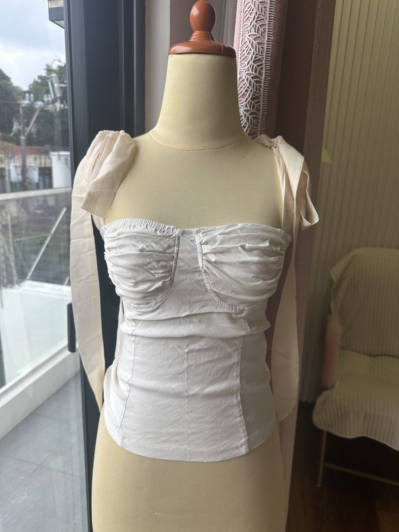 White Ruched Bustier Top (Category: Sleeveless) located in Manila. Submitted by liangeanph (Listing ID 1459385015, Image 1). Description: Fits xs-small body frame.