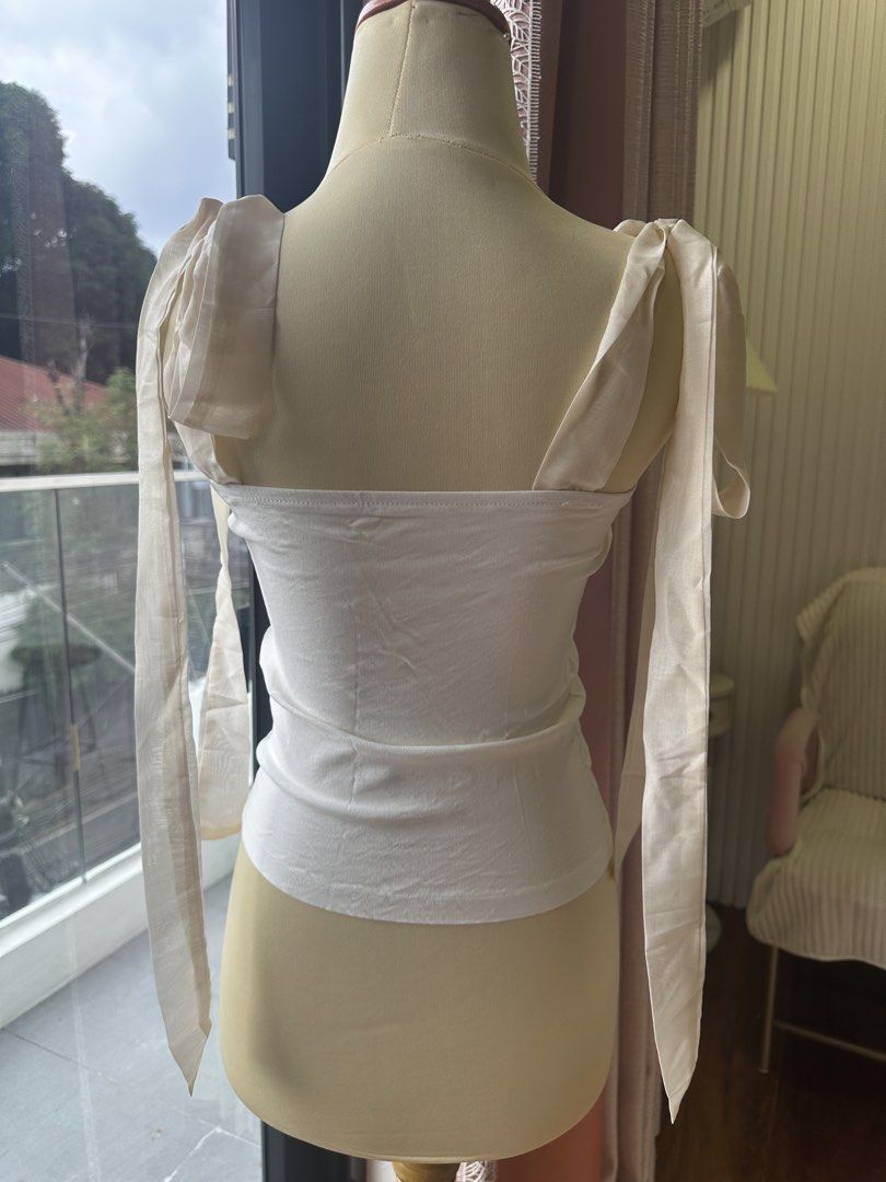 White Ruched Bustier Top (Category: Sleeveless) located in Manila. Submitted by liangeanph (Listing ID 1459385015, Image 3). Description: Fits xs-small body frame.