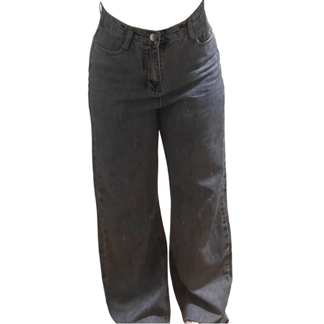 Wide Leg Jeans (Category: Jeans) located in Bulacan. Submitted by closetbyjuju (Listing ID 1459347107, Image 2). Description: Classic blue wash jeans Waist: 26-27 Length: 37.5 Leg hole: 9 Color may slightly vary from the actual item due to lighting.