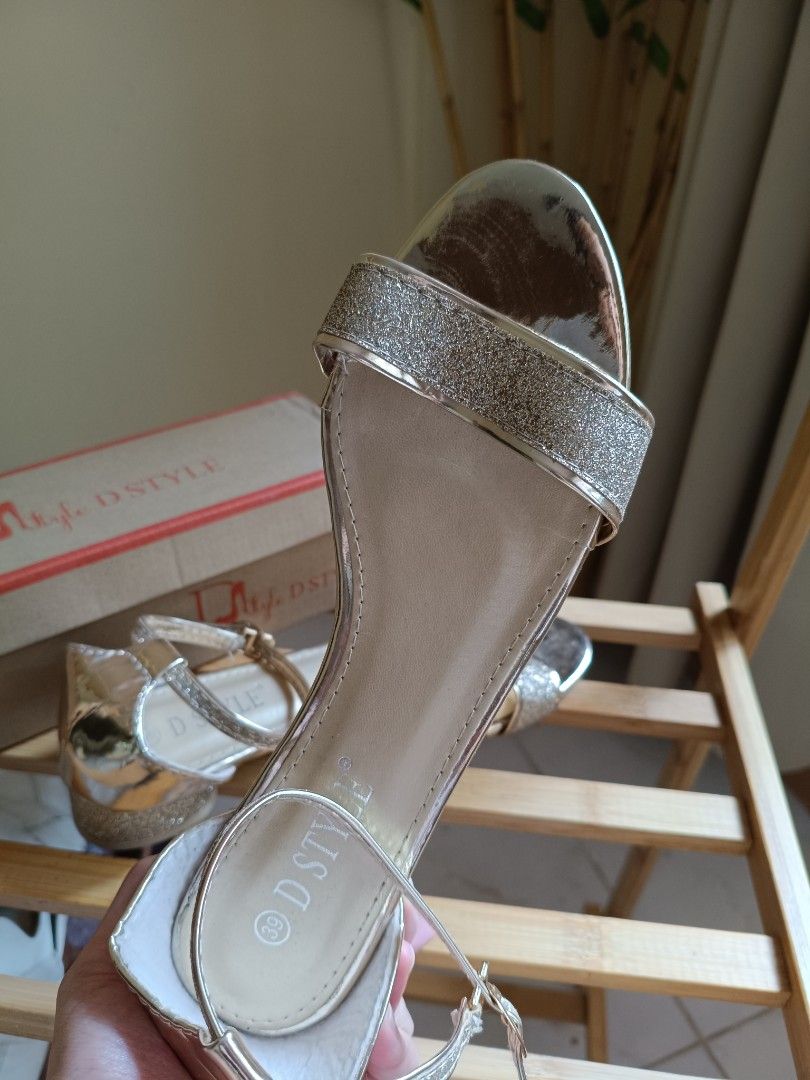 Women Shoes (Category: Heels) located in Caloocan City. Submitted by dsenyothrift (Listing ID 1459330764, Image 1). Description: Used only once for attending a wedding ceremony. Best 7.5 size.