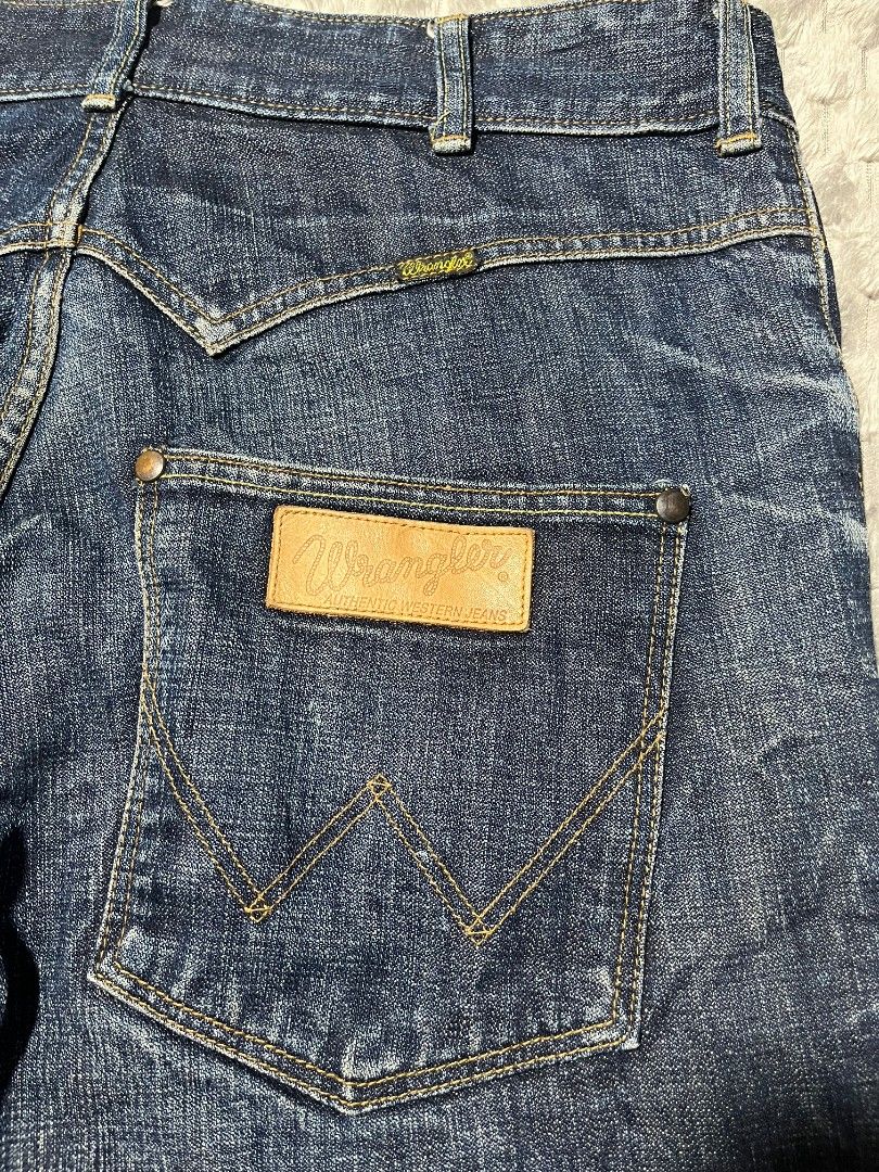 Wrangler Denim Jeans (Category: Jeans) located in Cagayan de Oro. Submitted by smoothstyle (Listing ID 1459334751, Image 3). Description: Wrangler classic Denim Jeans Very Good condition 9.5/10 color rate Size: 34-35 length: 42 inches leg Opening: 9 inches Issue: Distressed sa leg Opening Need wash .