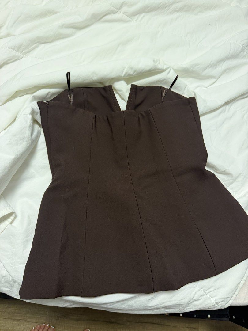 Zara Brown Corset Bustier Top Size S (Category: Sleeveless) located in Manila. Submitted by gongonpo (Listing ID 1459385831, Image 3). Description: - Zara brown corset bustier top - Flattering sweetheart neckline - Structured bodice for a defined silhouette - Chic faux pocket details on the front - Secure back zipper closure - Adjustable straps for a perfect fit - Brand new with original tag attached.